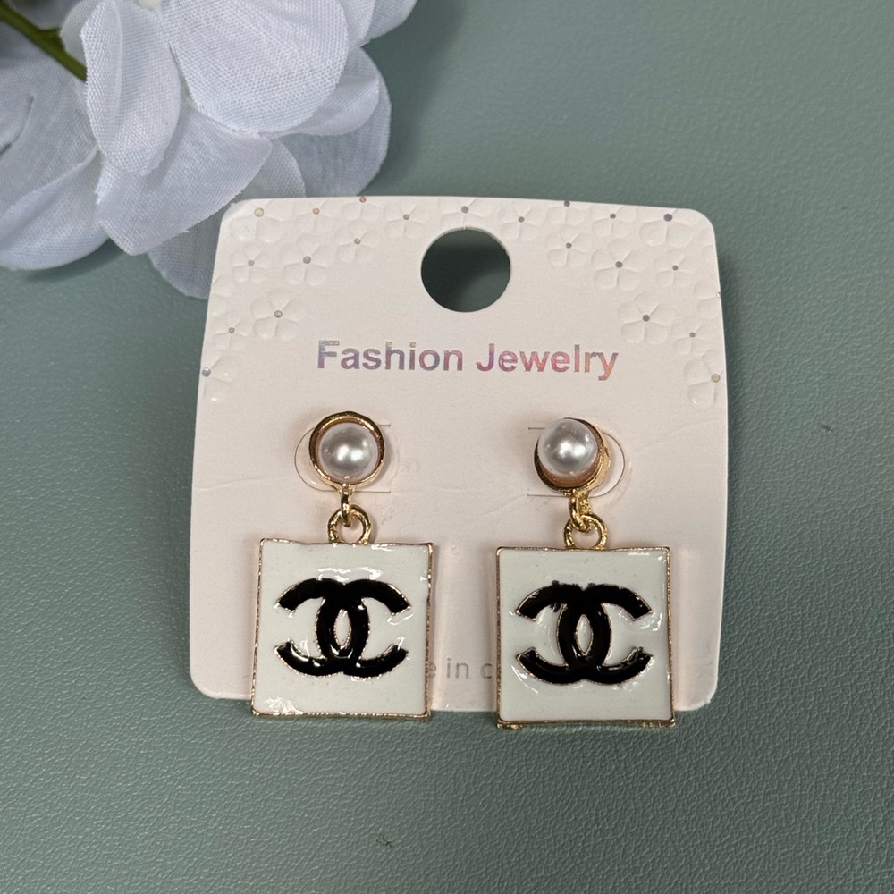 Faux Pearl & White Enamel Drop Earrings - Fashion Jewelry NWT 1.5 inch Gold Tone